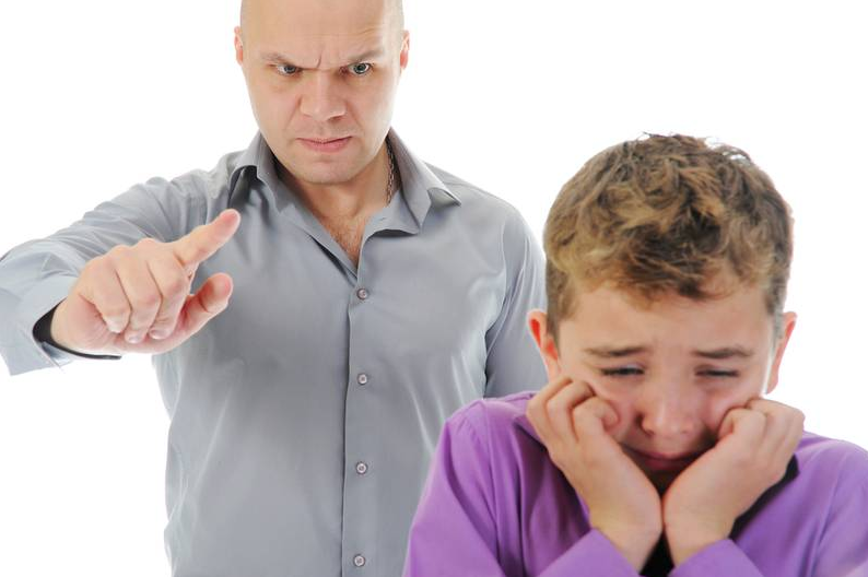 Вредные привычки родителей: как они разрушают детскую самооценку?